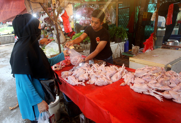 Pedagang merapikan dagangannya di Pasar Pondok Gede, Kota Bekasi, Jawa Barat, Kamis (25/3/2021).