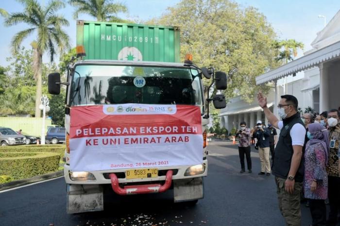 Gubernur Jawa Barat Ridwan Kamil secara simbolis melepas ekspor 20 ton teh senilai Rp614 juta ke Uni Emirat Arab
