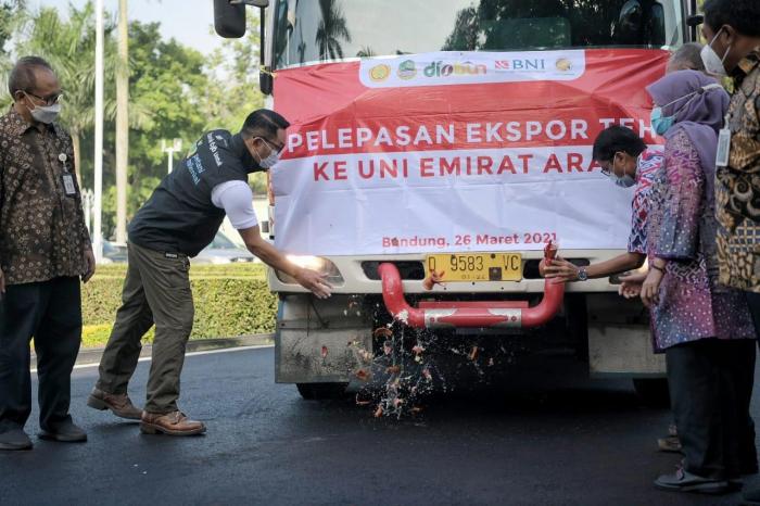 Gubernur Jawa Barat Ridwan Kamil secara simbolis melepas ekspor 20 ton teh senilai Rp614 juta ke Uni Emirat Arab