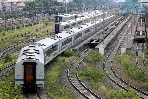Sejumlah gerbong kereta terparkir di Depo Cipinang, Jakarta Timur, Jumat (26/3/2021).