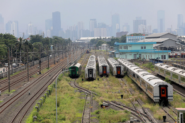 Sejumlah gerbong kereta terparkir di Depo Cipinang, Jakarta Timur, Jumat (26/3/2021).
