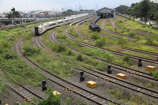 Sejumlah gerbong kereta terparkir di Depo Cipinang, Jakarta Timur, Jumat (26/3/2021).
