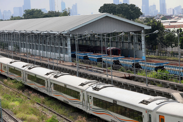 Sejumlah gerbong kereta terparkir di Depo Cipinang, Jakarta Timur, Jumat (26/3/2021).