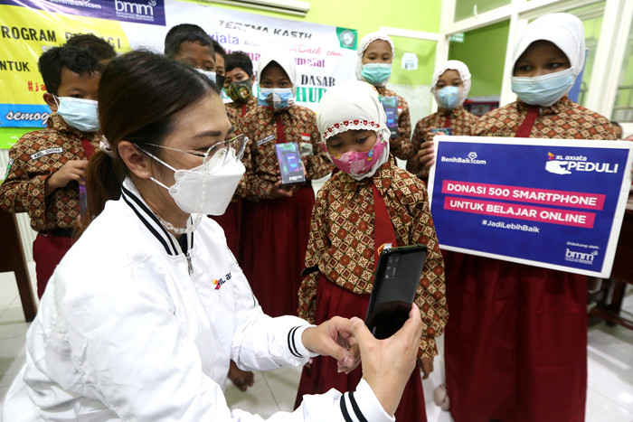 Head of Sales XL Axiata area Surabaya Madura Hiasinta H Paembonan saat acara penyerahan bantuan smartphone di SD Bustanul Huda, Surabaya, Jumat (26/3/2021).