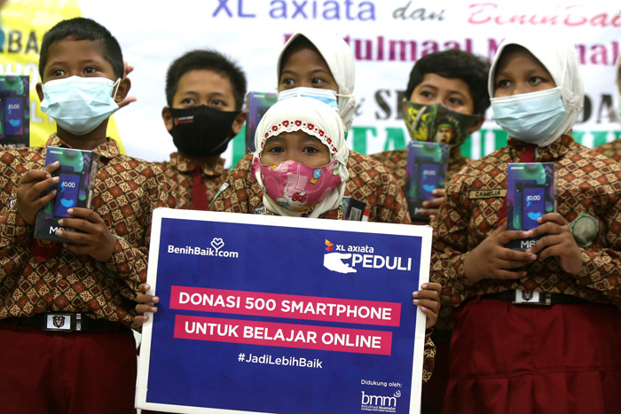 Head of Sales XL Axiata area Surabaya Madura Hiasinta H Paembonan saat acara penyerahan bantuan smartphone di SD Bustanul Huda, Surabaya, Jumat (26/3/2021).