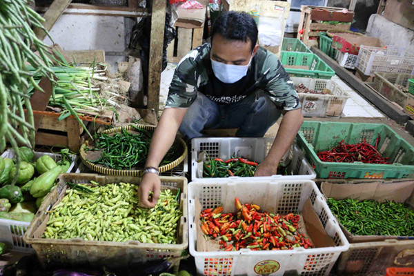 Pedagang menunjukkan cabai rawit merah di Pasar Tradisional Serdang Kemayoran Jakarta, Sabtu (27/3/2021).