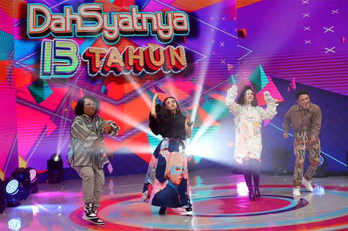 Kemeriahan panggung Dahsyat yang tengah berulang tahun ke-13 pecah. Di Studio 13 RCTI.