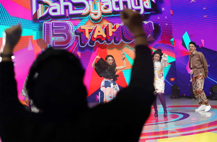 Kemeriahan panggung Dahsyat yang tengah berulang tahun ke-13 pecah. Di Studio 13 RCTI.