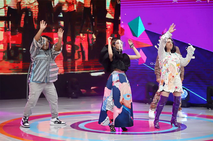Kemeriahan panggung Dahsyat yang tengah berulang tahun ke-13 pecah. Di Studio 13 RCTI.