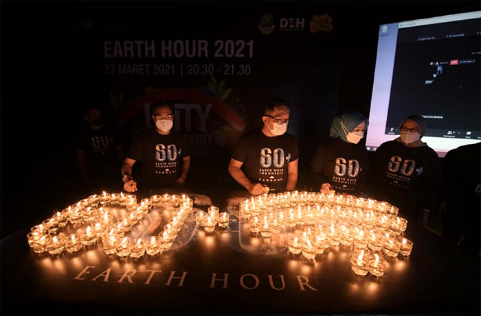 Aksi nyata penghematan energi selama satu jam simbol dari bijak menggunakan energi di Bandung, Sabtu (27/3/2021).