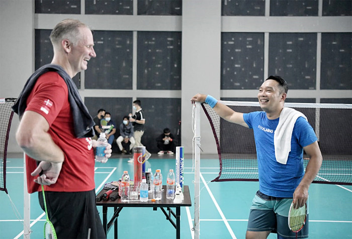 Gubernur Jawa Barat Ridwan Kamil melakukan pertandingan persahabatan bulutangkis bersama Duta Besar Denmark untuk Indonesia Lars Bo Larsen, Sabtu (27/3/2021).