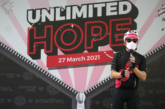 Deputy CEO Smartfren Djoko Tata Ibrahim (kanan) dan Influencer Anya Geraldine saat acara bersepeda santai di Jakarta, Sabtu (27/3/2021).