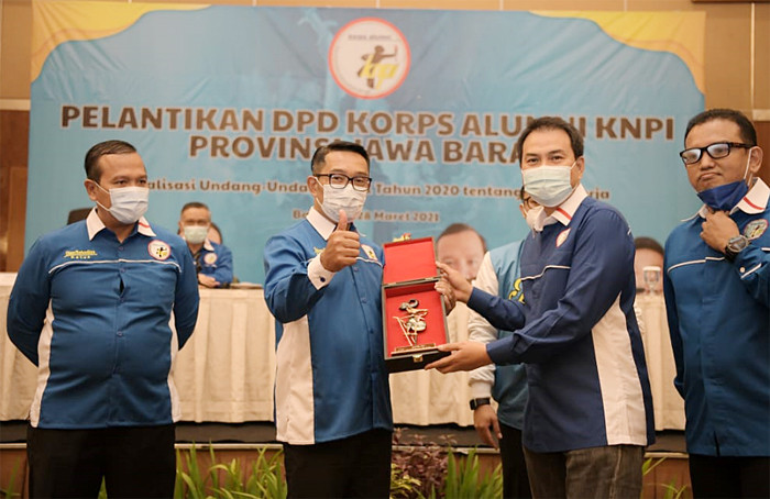 Gubernur Jawa Barat Ridwan Kamil saat menghadiri Pelantikan DPD Korps Alumni KNPI Provinsi Jabar, di Kota Bandung, Jawa Barat, Minggu (28/3/2021).