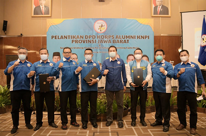 Gubernur Jawa Barat Ridwan Kamil saat menghadiri Pelantikan DPD Korps Alumni KNPI Provinsi Jabar, di Kota Bandung, Jawa Barat, Minggu (28/3/2021).