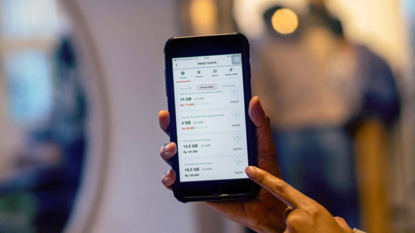 Pelanggan Telkomsel mengakses Paket Data Telkomsel Proteksi yang tersedia melalui aplikasi MyTelkomsel di Jakarta, Sabtu (27/3/2021).
