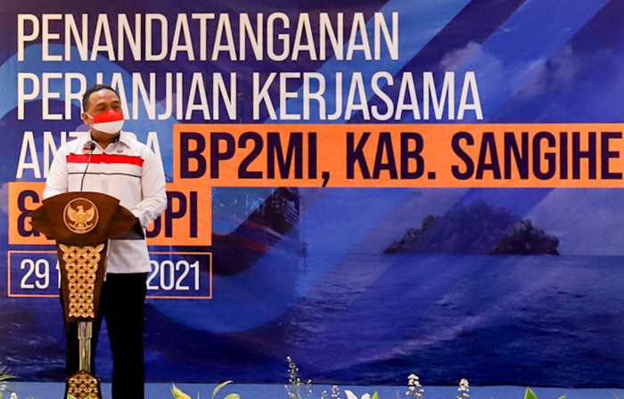 Kepala BP2MI Benny Rhamdani (kiri) dan Bupati Kepulauan Sangihe Jabes Ezar Gaghana saat Nota Kesepahaman dan Perjanjian Kerja sama di Jakarta, Senin (29/3/2021)