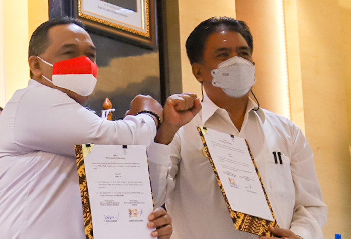 Kepala BP2MI Benny Rhamdani (kiri) dan Bupati Kepulauan Sangihe Jabes Ezar Gaghana saat Nota Kesepahaman dan Perjanjian Kerja sama di Jakarta, Senin (29/3/2021)