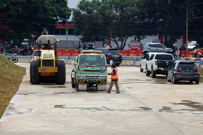 Tahap penyelesaian jalan tol seksi 2 Pamulang-Cinere di Tangerang Selatan, Senin (29/3/2021).