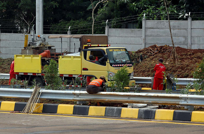 Tahap penyelesaian jalan tol seksi 2 Pamulang-Cinere di Tangerang Selatan, Senin (29/3/2021).