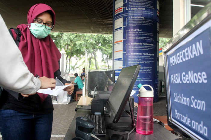 Calon penumpang kereta melakukan tes GeNose C19 di Stasiun Gambir, Jakarta Pusat, Selasa (30/3/2021).
