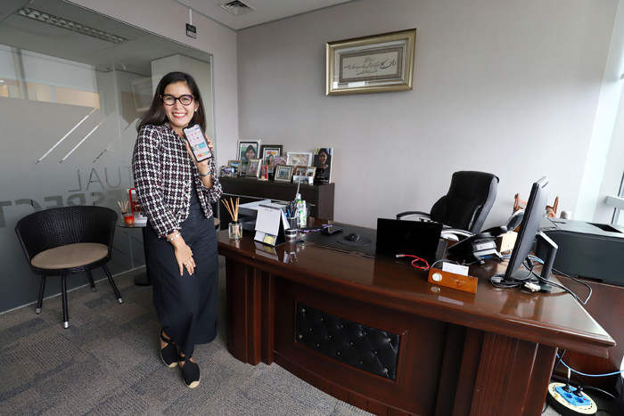 Direktur Sales & Marketing MNC Life Febriyani Sjofjan Yahya menunjukan aplikasi HARIO di Jakarta, Selasa (30/3/2021).