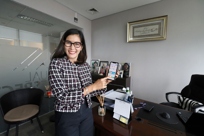 Direktur Sales & Marketing MNC Life Febriyani Sjofjan Yahya menunjukan aplikasi HARIO di Jakarta, Selasa (30/3/2021).