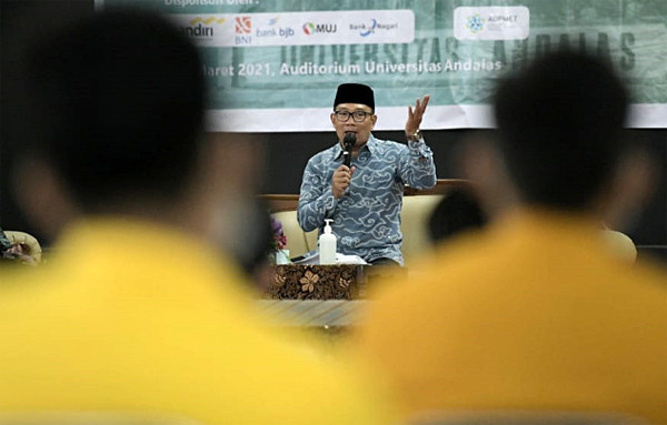 Gubernur Jawa Barat Ridwan menghadiri Musyawarah Nasional (Munas) BEM Seluruh Indoensia ke-XIV, di kampus Universitas Andalas Padang, Selasa (30/3/2021).