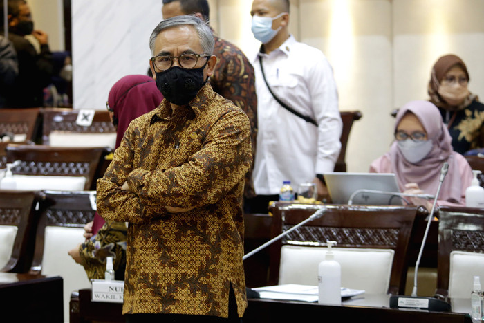 Ketua Dewan Komisioner Otoritas Jasa Keuangan Wimboh Santoso mengikuti raker dengan Komisi XI DPR di Kompleks Parlemen, Senayan, Jakarta, Selasa (30/3/2021).