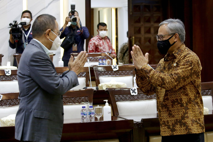 Ketua Dewan Komisioner Otoritas Jasa Keuangan Wimboh Santoso mengikuti raker dengan Komisi XI DPR di Kompleks Parlemen, Senayan, Jakarta, Selasa (30/3/2021).