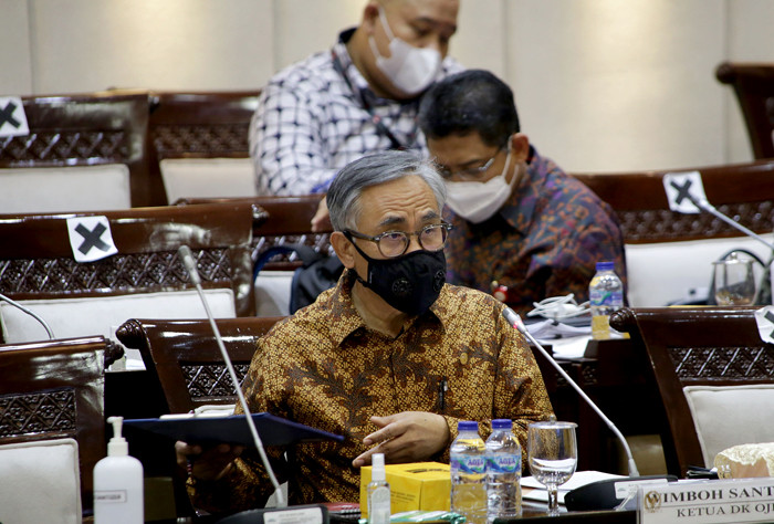 Ketua Dewan Komisioner Otoritas Jasa Keuangan Wimboh Santoso mengikuti raker dengan Komisi XI DPR di Kompleks Parlemen, Senayan, Jakarta, Selasa (30/3/2021).