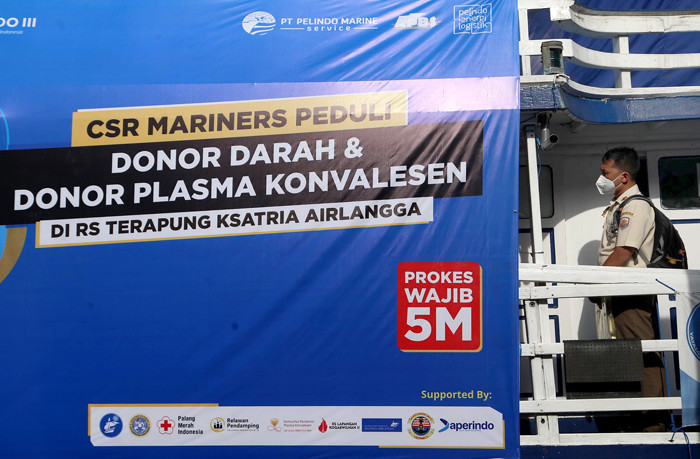 Pendonor menyumbangkan darahnya dalam aksi sosial Donor Darah dan Screening Donor Plasma Konvalesen diatas Kapal Rumah Sakit Terapung Ksatria Airlangga.
