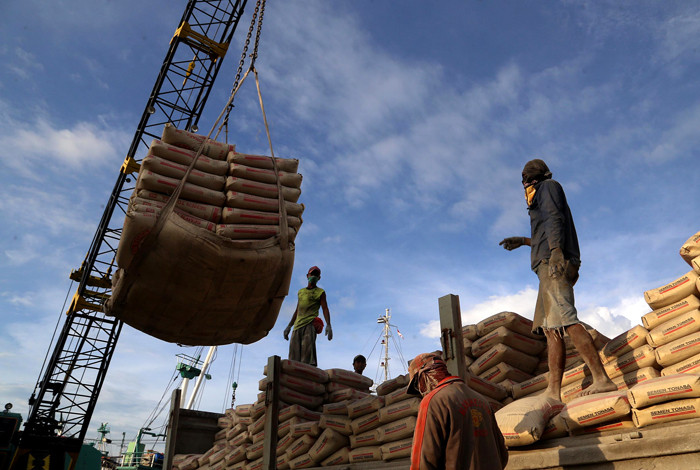 Pekerja melakukan proses bongkar muat Semen Tonasa di Pelabuhan Rakyat Kalimas, Tanjung Perak, Surabaya, Jawa Timur, Selasa (30/3/2021).