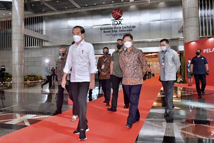 Presiden Joko Widodo meninjau jalannya vaksinasi massal di Gedung Bursa Efek Indonesia, Jakarta, Rabu (31/3/2021).