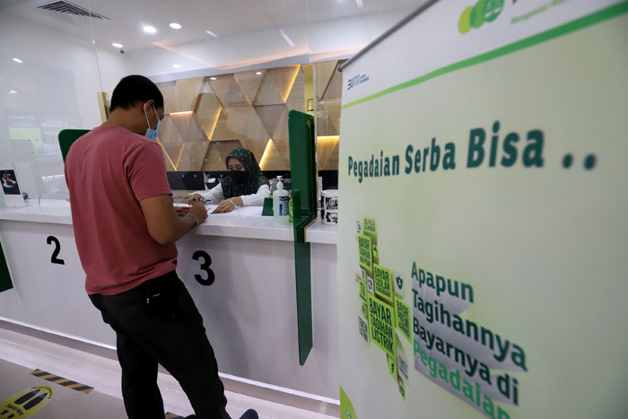 Karyawan melayani nasabah di Kantor Cabang Pegadaian di kawasan, Jakarta Pusat, Rabu (31/3/2021).