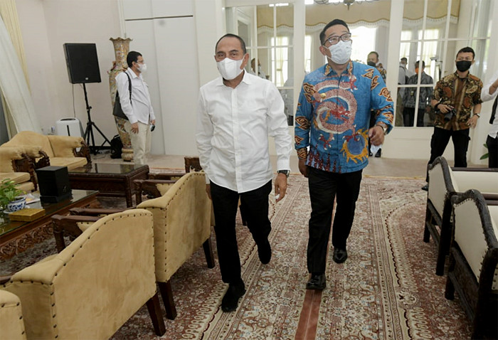 Gubernur Jawa Barat Ridwan Kamil (kanan), Gubernur Sumatera Utara Edi Rahmayadi saat berkunjung ke rumah dinas Gubernur Sumut, Kota Medan, Rabu (31/3/2021).