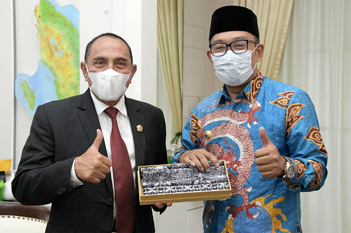 Gubernur Jawa Barat Ridwan Kamil (kanan), Gubernur Sumatera Utara Edi Rahmayadi saat berkunjung ke rumah dinas Gubernur Sumut, Kota Medan, Rabu (31/3/2021).