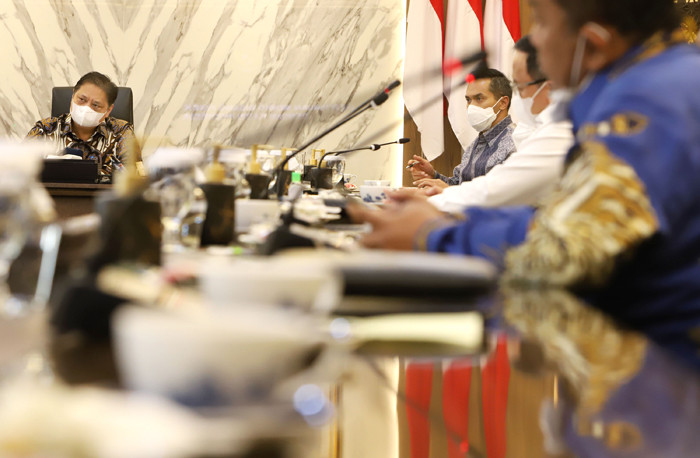 Menteri Koordinator Bidang Perekonomian Airlangga Hartarto saat menerima rombongan Kadin di Kantor Kemenko Perekonomian, Jakarta, Kamis (1/4/2021).
