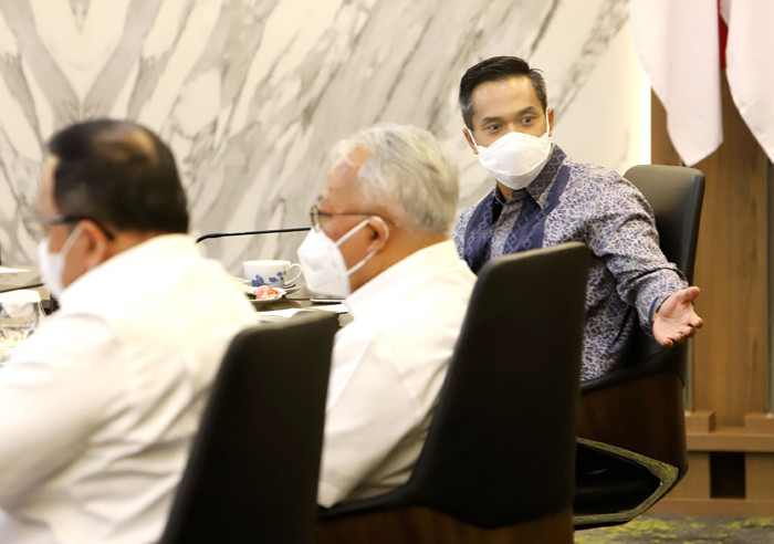 Menteri Koordinator Bidang Perekonomian Airlangga Hartarto saat menerima rombongan Kadin di Kantor Kemenko Perekonomian, Jakarta, Kamis (1/4/2021).