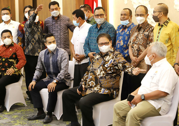 Menteri Koordinator Bidang Perekonomian Airlangga Hartarto saat menerima rombongan Kadin di Kantor Kemenko Perekonomian, Jakarta, Kamis (1/4/2021).
