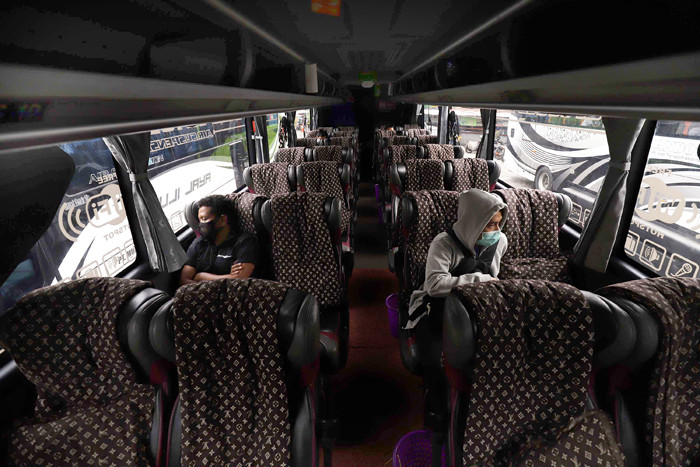 Suasana pool Bus AKAP terlihat masih sepi di Lebak Bulus, Jakarta, Kamis (1/4/2021).