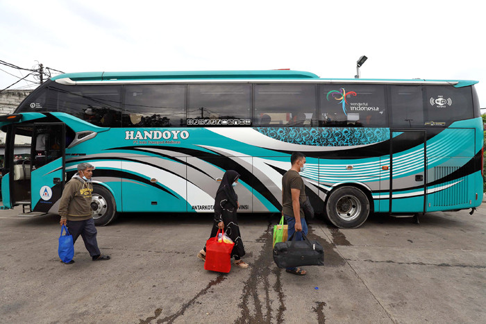 Suasana pool Bus AKAP terlihat masih sepi di Lebak Bulus, Jakarta, Kamis (1/4/2021).