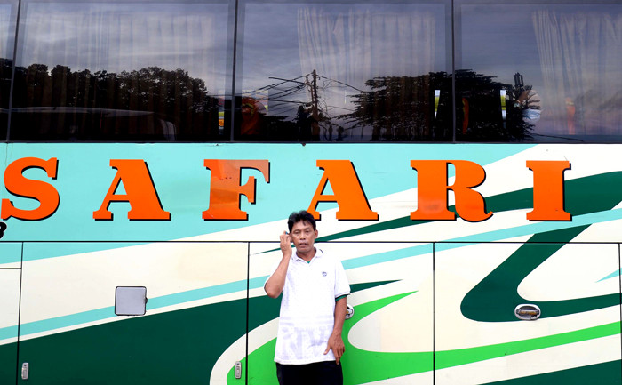 Suasana pool Bus AKAP terlihat masih sepi di Lebak Bulus, Jakarta, Kamis (1/4/2021).