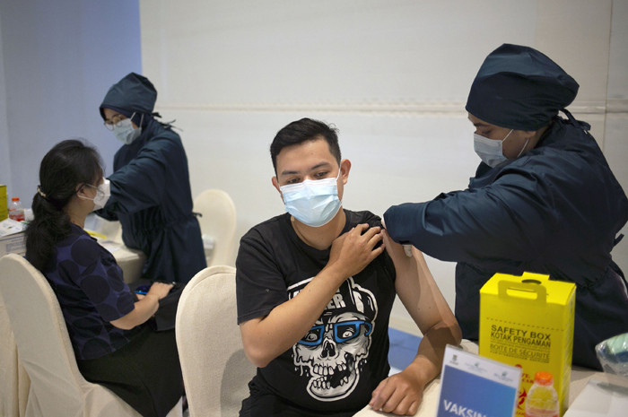 Petugas medis menyuntikan vaksin Covid-19 kepada pelaku usaha mikro kecil menengah di Jakarta, Kamis (1/4/2021).