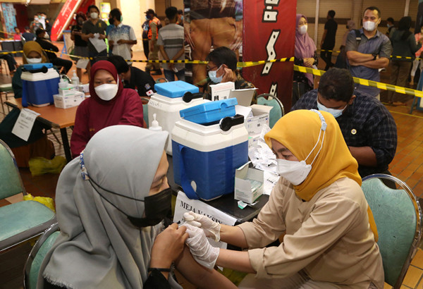 Pedagang dan pemilik toko pusat elektronik menjalani vaksinasi Covid-19 di Hi-Tech Mall Surabaya, Jawa Timur, Kamis (1/4/2021).