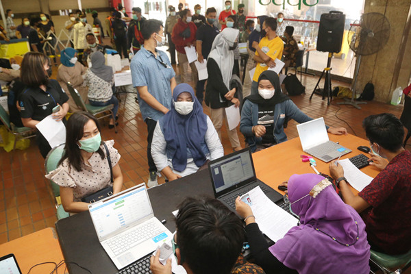 Pedagang dan pemilik toko pusat elektronik menjalani vaksinasi Covid-19 di Hi-Tech Mall Surabaya, Jawa Timur, Kamis (1/4/2021).