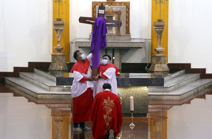 Umat Kristiani melaksakan ibadah Misa Jumat Agung di Gereja Katolik Kristus Raja Surabaya, Jawa Timur, Jumat (2/4/2021).