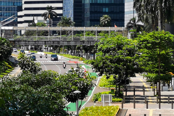 Pengendara melintas di Jalan Jenderal Sudirman, Jakarta, Jumat (2/4/2021).