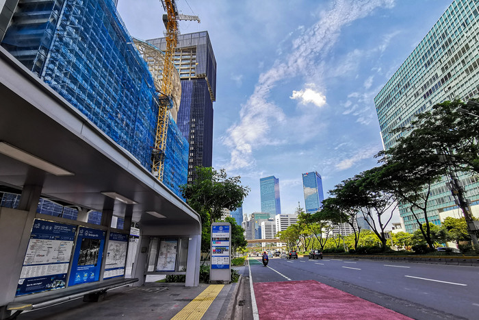 Pengendara melintas di Jalan Jenderal Sudirman, Jakarta, Jumat (2/4/2021).