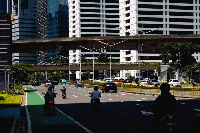 Pengendara melintas di Jalan Jenderal Sudirman, Jakarta, Jumat (2/4/2021).