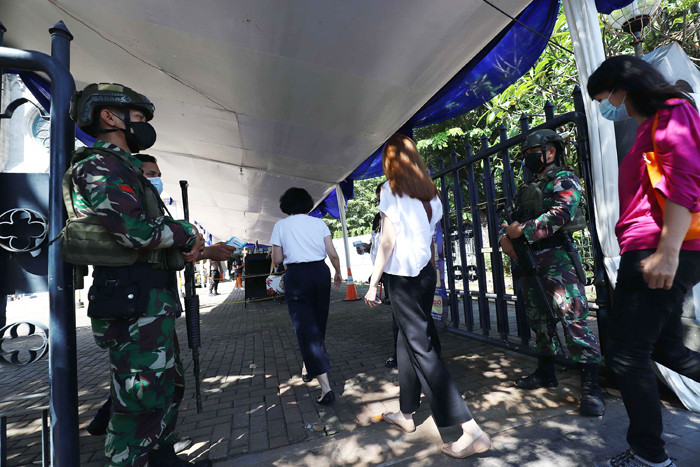Penjagaan oleh sejumlah aparat dari TNI dan Polri tersebut guna menjamin keamanan bagi umat kristiani dalam melaksanakan ibadah.